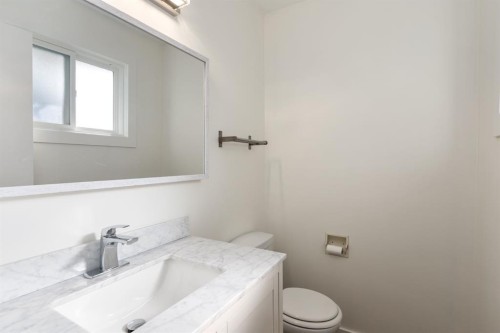 207 Whiteview Bay Ne, Calgary, AB - Indoor Photo Showing Bathroom
