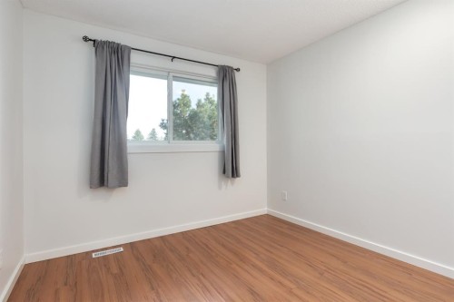 207 Whiteview Bay Ne, Calgary, AB - Indoor Photo Showing Other Room