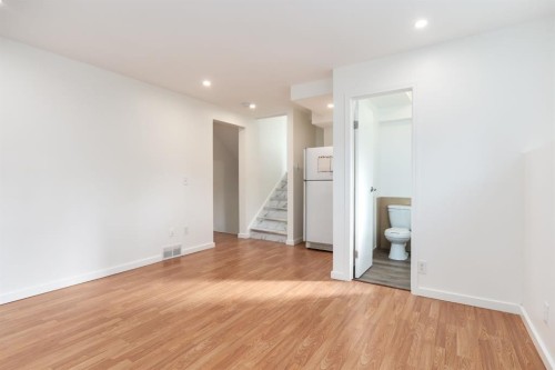 207 Whiteview Bay Ne, Calgary, AB - Indoor Photo Showing Other Room