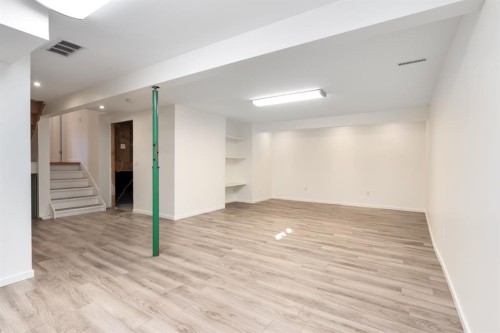 207 Whiteview Bay Ne, Calgary, AB - Indoor Photo Showing Other Room