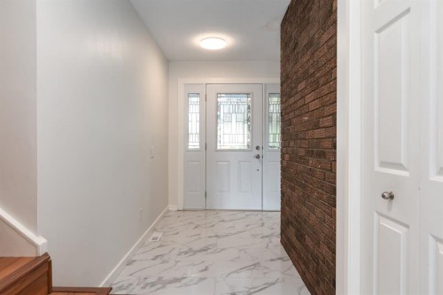 207 Whiteview Bay Ne, Calgary, AB - Indoor Photo Showing Other Room