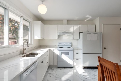 207 Whiteview Bay Ne, Calgary, AB - Indoor Photo Showing Kitchen With Double Sink