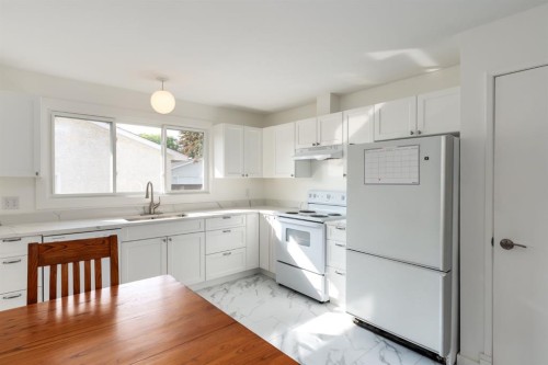 207 Whiteview Bay Ne, Calgary, AB - Indoor Photo Showing Kitchen