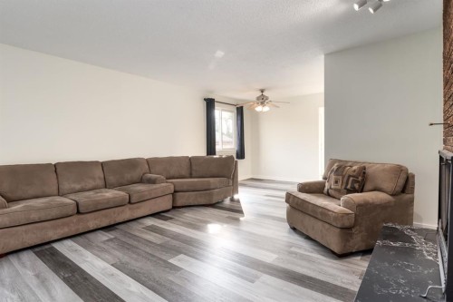 207 Whiteview Bay Ne, Calgary, AB - Indoor Photo Showing Living Room
