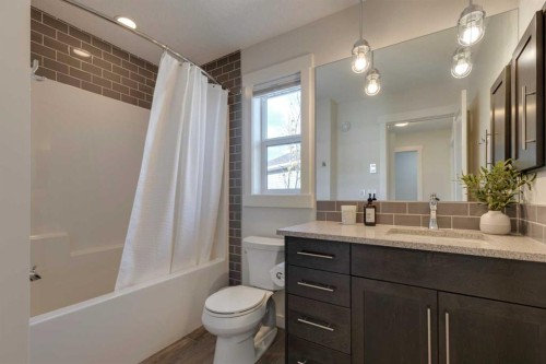 161 Kingsmere Cove Se, Airdrie, AB - Indoor Photo Showing Bathroom