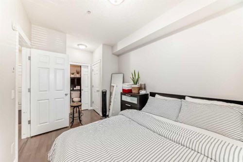 214-2 Hemlock Crescent Sw, Calgary, AB - Indoor Photo Showing Bedroom