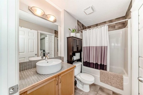 214-2 Hemlock Crescent Sw, Calgary, AB - Indoor Photo Showing Bathroom