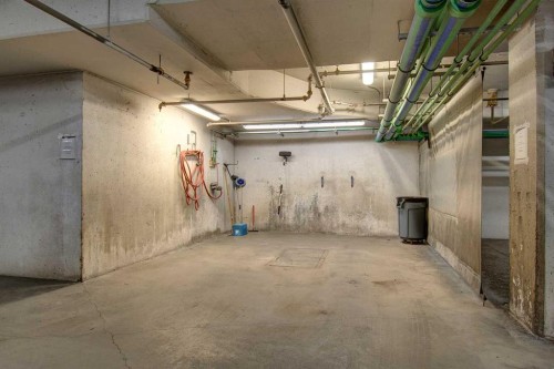 214-2 Hemlock Crescent Sw, Calgary, AB - Indoor Photo Showing Garage