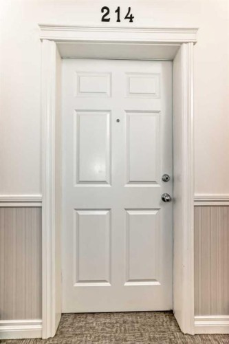 214-2 Hemlock Crescent Sw, Calgary, AB - Indoor Photo Showing Other Room