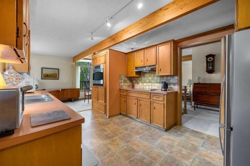 10 Varsville Place Nw, Calgary, AB - Indoor Photo Showing Kitchen
