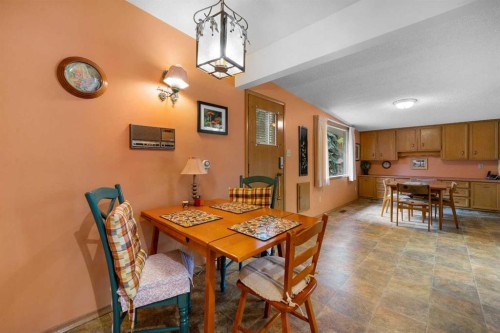 10 Varsville Place Nw, Calgary, AB - Indoor Photo Showing Dining Room