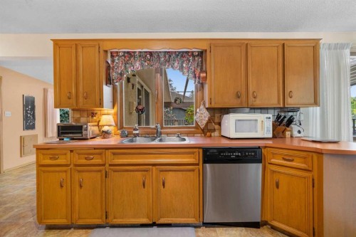 10 Varsville Place Nw, Calgary, AB - Indoor Photo Showing Kitchen With Double Sink