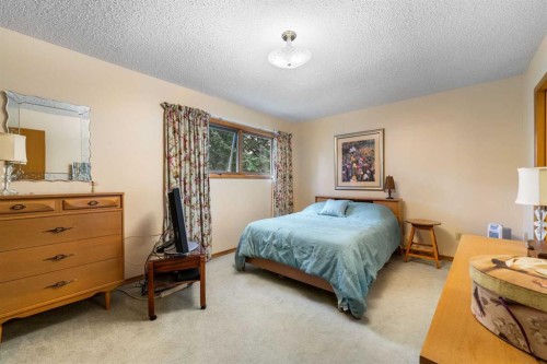 10 Varsville Place Nw, Calgary, AB - Indoor Photo Showing Bedroom