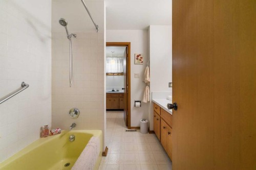 10 Varsville Place Nw, Calgary, AB - Indoor Photo Showing Bathroom