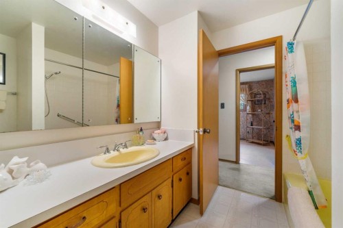 10 Varsville Place Nw, Calgary, AB - Indoor Photo Showing Bathroom