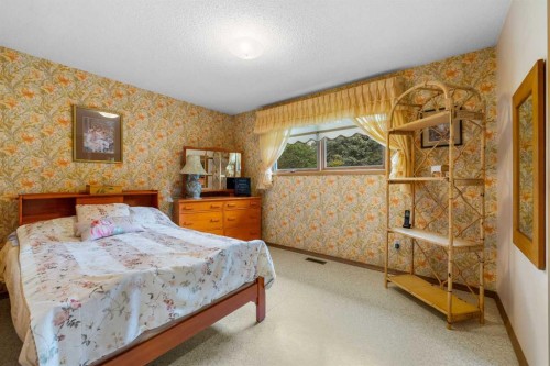 10 Varsville Place Nw, Calgary, AB - Indoor Photo Showing Bedroom