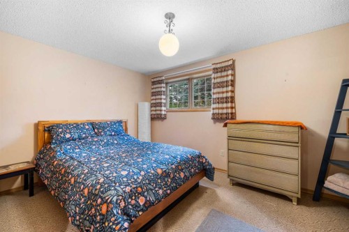 10 Varsville Place Nw, Calgary, AB - Indoor Photo Showing Bedroom