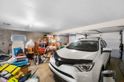 10 Varsville Place Nw, Calgary, AB - Indoor Photo Showing Garage