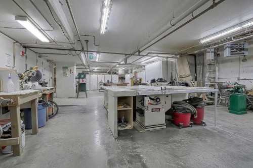 1233-151 Country Village Road Ne, Calgary, AB - Indoor Photo Showing Garage