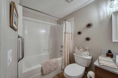 1233-151 Country Village Road Ne, Calgary, AB - Indoor Photo Showing Bathroom