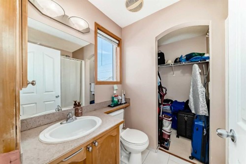 16062 Everstone Road Sw, Calgary, AB - Indoor Photo Showing Bathroom