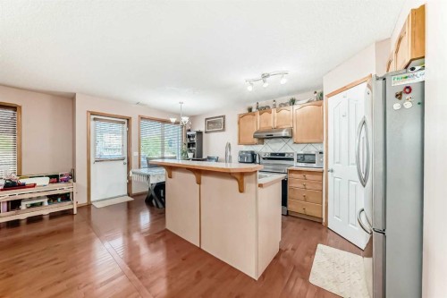 16062 Everstone Road Sw, Calgary, AB - Indoor Photo Showing Kitchen
