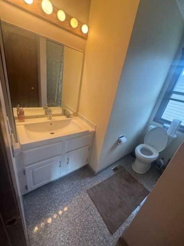 8007 Ranchview Drive Nw, Calgary, AB - Indoor Photo Showing Bathroom