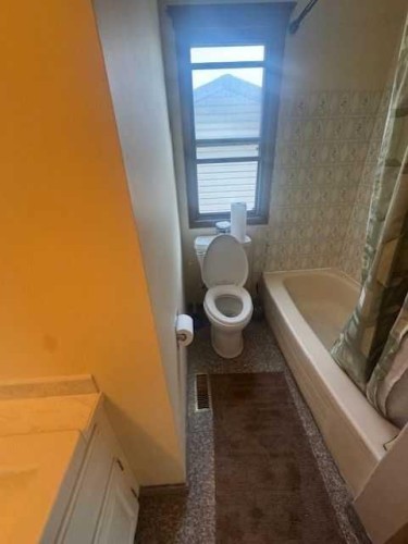 8007 Ranchview Drive Nw, Calgary, AB - Indoor Photo Showing Bathroom