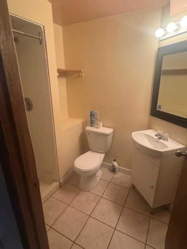 8007 Ranchview Drive Nw, Calgary, AB - Indoor Photo Showing Bathroom