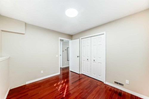 1201 53B Street Se, Calgary, AB - Indoor Photo Showing Other Room