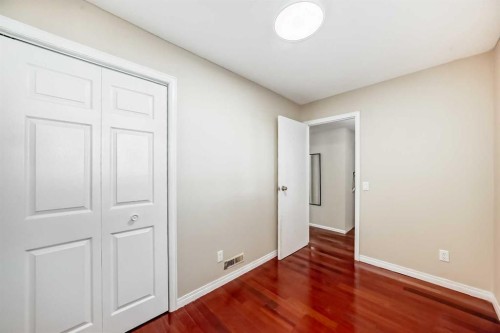 1201 53B Street Se, Calgary, AB - Indoor Photo Showing Other Room