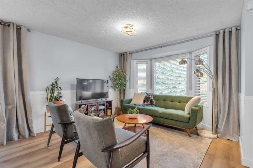 1318 Whitfield Avenue, Crossfield, AB - Indoor Photo Showing Living Room