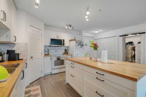 302-1724 26 Avenue Sw, Calgary, AB - Indoor Photo Showing Kitchen