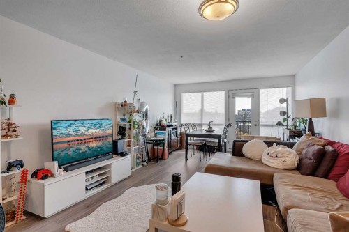 302-1724 26 Avenue Sw, Calgary, AB - Indoor Photo Showing Living Room