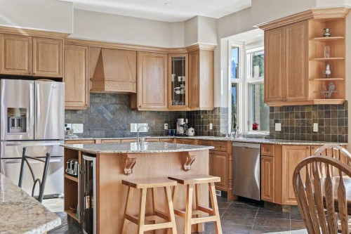 1 Pinehurst Drive, Heritage Pointe, AB - Indoor Photo Showing Kitchen