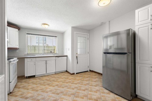 703 130 Avenue Sw, Calgary, AB - Indoor Photo Showing Kitchen