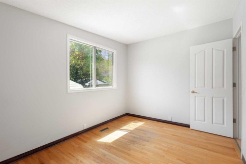 703 130 Avenue Sw, Calgary, AB - Indoor Photo Showing Other Room