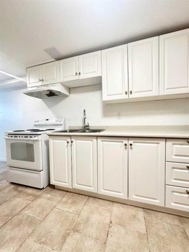 703 130 Avenue Sw, Calgary, AB - Indoor Photo Showing Kitchen