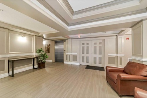 303-2416 Erlton Street Sw, Calgary, AB - Indoor Photo Showing Other Room