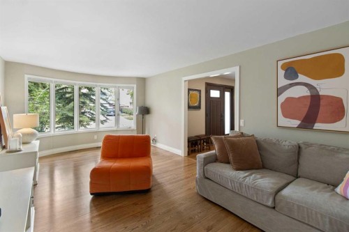 152 Lake Mead Crescent Se, Calgary, AB - Indoor Photo Showing Living Room