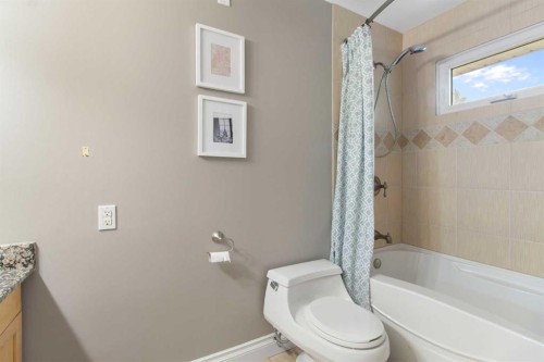 152 Lake Mead Crescent Se, Calgary, AB - Indoor Photo Showing Bathroom