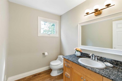 152 Lake Mead Crescent Se, Calgary, AB - Indoor Photo Showing Bathroom