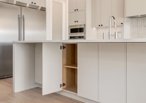 507 26 Avenue Ne, Calgary, AB - Indoor Photo Showing Kitchen