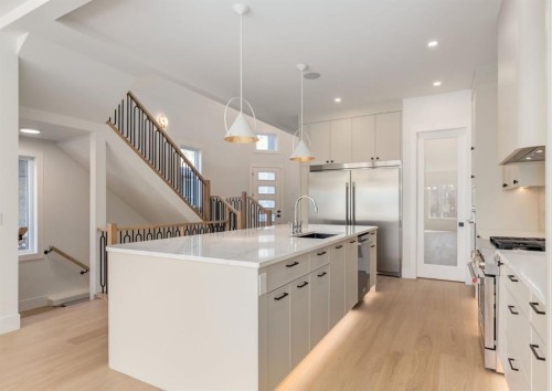 507 26 Avenue Ne, Calgary, AB - Indoor Photo Showing Kitchen With Upgraded Kitchen