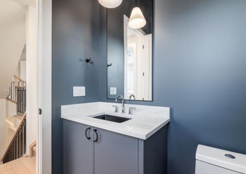 507 26 Avenue Ne, Calgary, AB - Indoor Photo Showing Bathroom