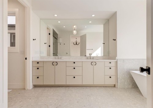 507 26 Avenue Ne, Calgary, AB - Indoor Photo Showing Bathroom