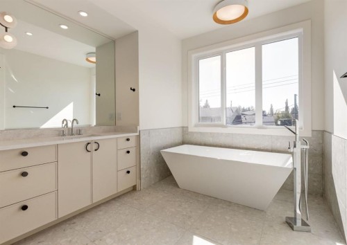 507 26 Avenue Ne, Calgary, AB - Indoor Photo Showing Bathroom