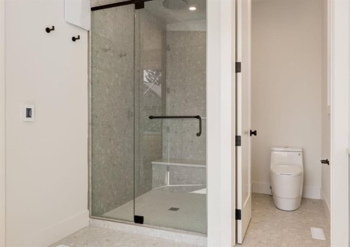 507 26 Avenue Ne, Calgary, AB - Indoor Photo Showing Bathroom