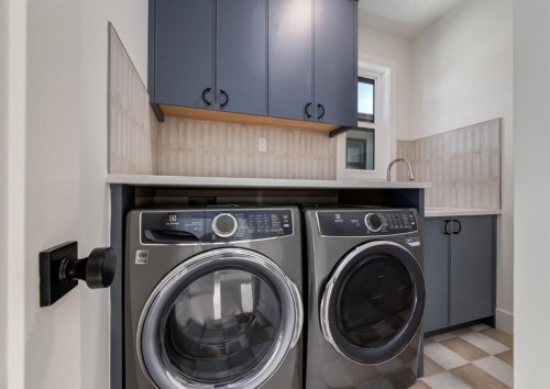 507 26 Avenue Ne, Calgary, AB - Indoor Photo Showing Laundry Room