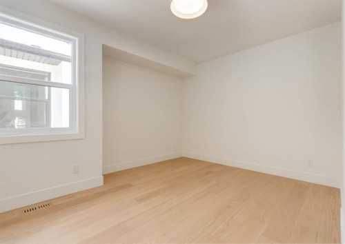 507 26 Avenue Ne, Calgary, AB - Indoor Photo Showing Other Room